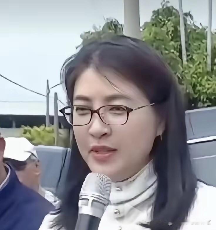 这才是真正的东方美女，戴着眼镜都抵挡不住她的美，颜值高、有亲和力，看起来年轻有魅
