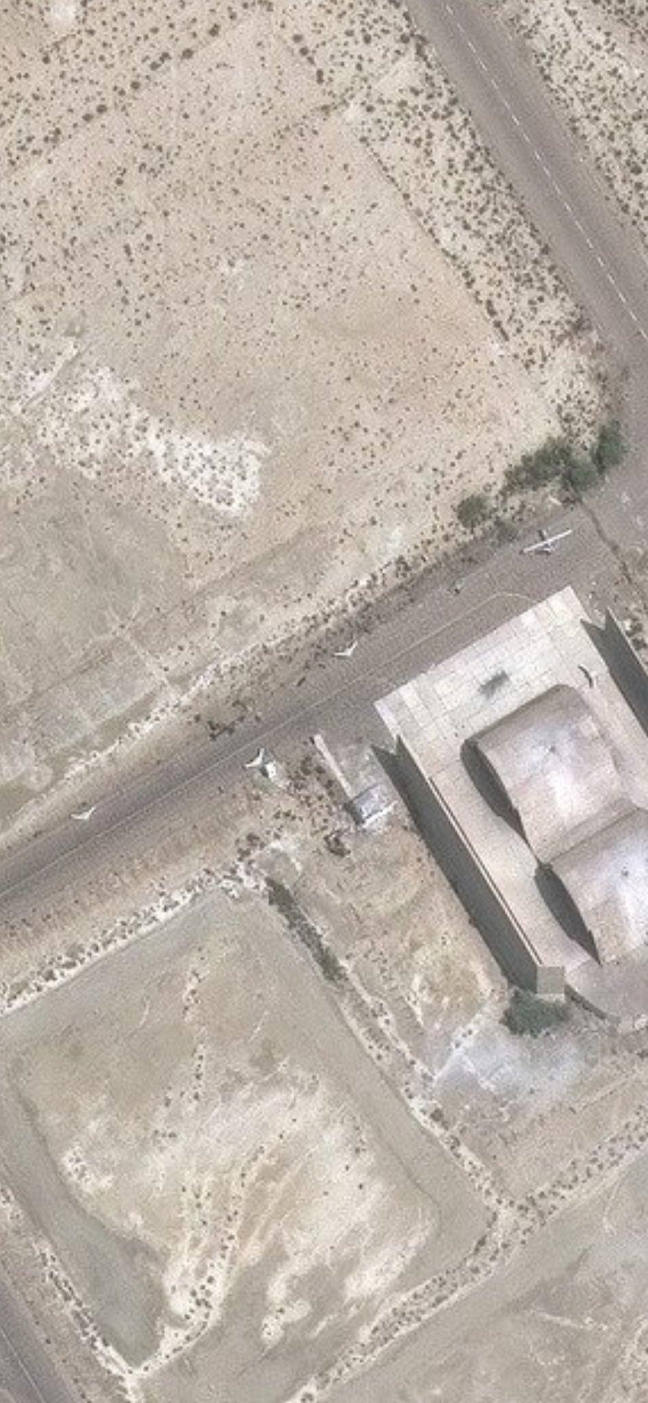 多枚制导炸弹直接穿透了伊朗科纳拉克空军基地每个加固掩体的屋顶。在科纳拉克国际机