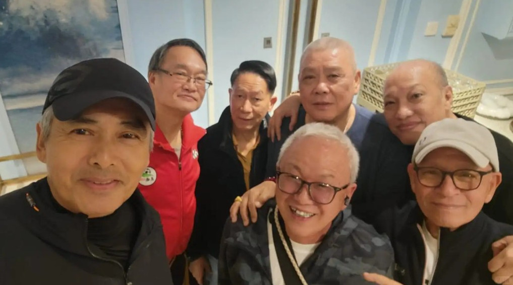 近日，周润发低调宴请昔日TVB外景组的近百名旧同事于酒楼聚餐。在聚会中，发哥完全