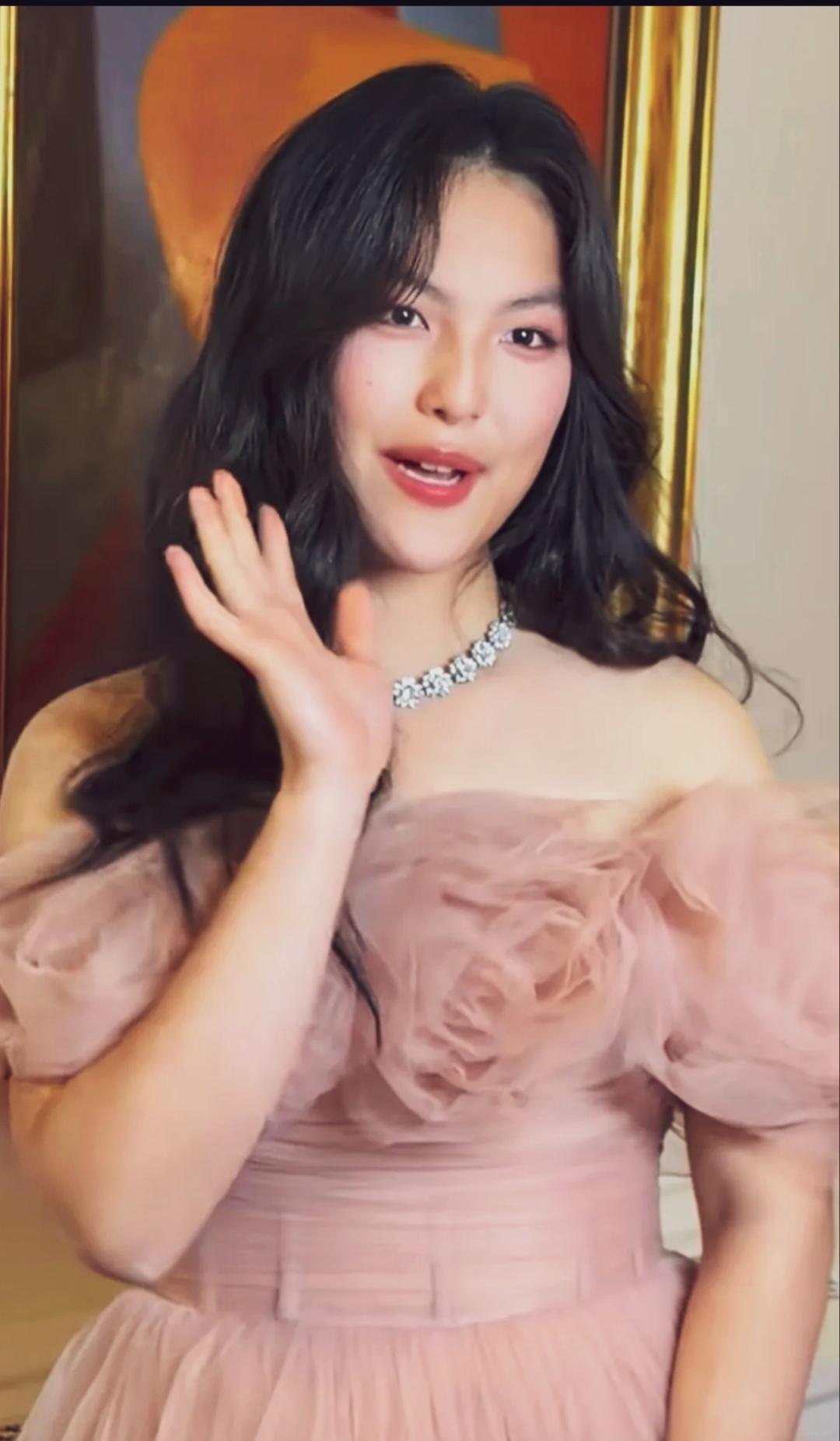 她才16岁，这种装扮真的适合她吗？孩子就应该有孩子的天真烂漫的气质！一个花季少