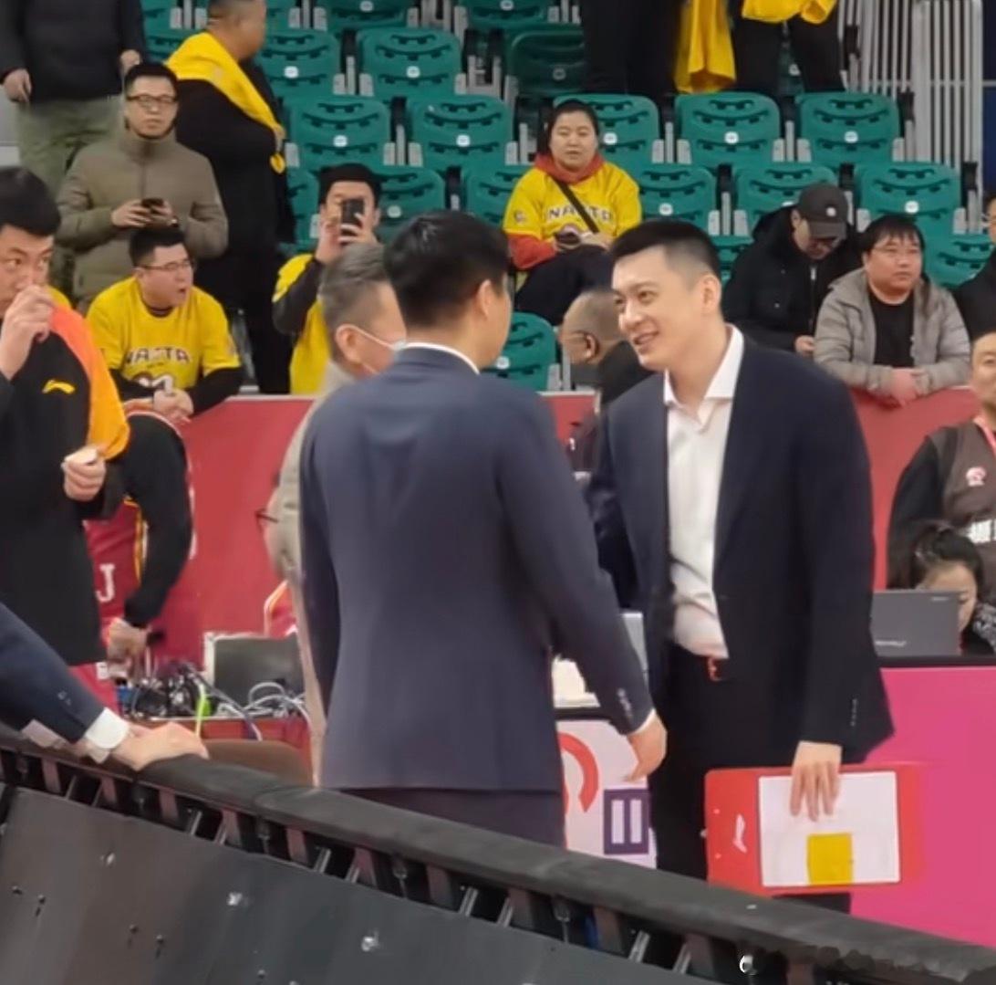 据山西媒体人透露杨鸣和山西汾酒男篮即将签约，双方将签订五年长合同杨鸣