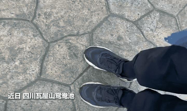 “解释不清了！”男子爬到瓦屋山顶，竟然意外发现鸳鸯池起雾了，他果断拿出手机拍摄，