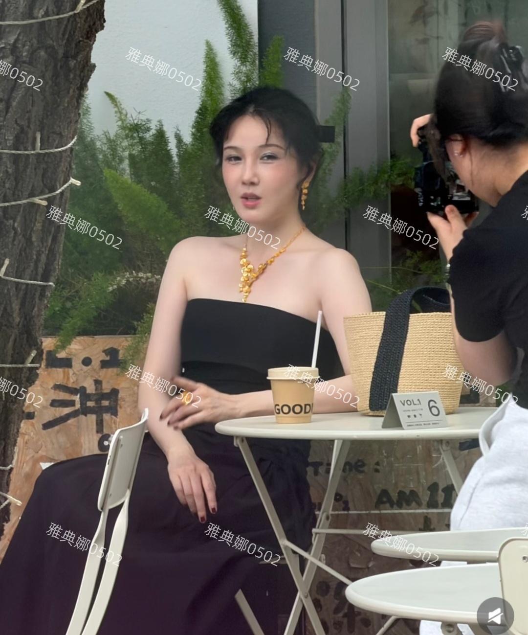陈小纭确实胖了，脸不仅圆了一圈，肩也变厚变宽了，手臂也变得粗了不少，但脸并没有变