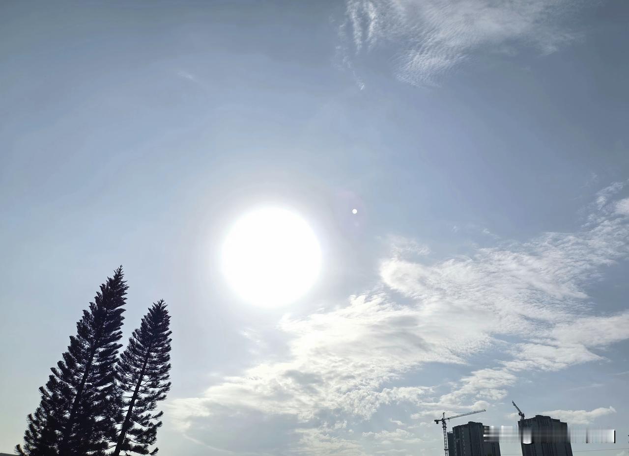 广东大部晴到多云，南部有散装雷雨！今天（10日），广东南部市县分散（雷）阵雨
