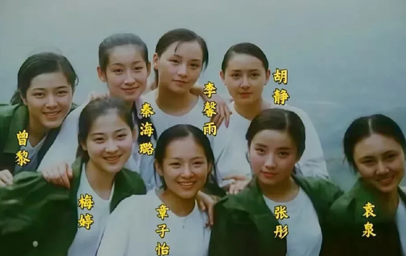 仔细一看，感觉年轻时候的章子怡还没有现在有气质，倒是那时候的梅婷一眼万年。