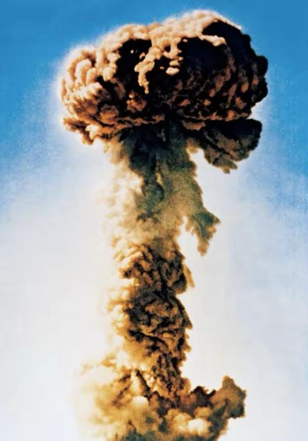 1969年。有人问毛泽东：“那我们的核弹投向哪里?”毛主席大手一挥说：“全部扔到