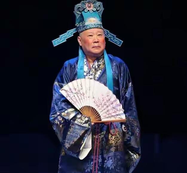 很多人都搞错了，郭德纲最大的问题并不是恶改红歌，而是“恶改”京剧！郭德纲因为