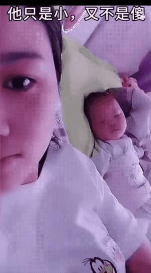 这么小的宝宝就知道害羞了？躺在床上的宝宝本来一直盯着妈妈看，当被妈妈发现回头看他