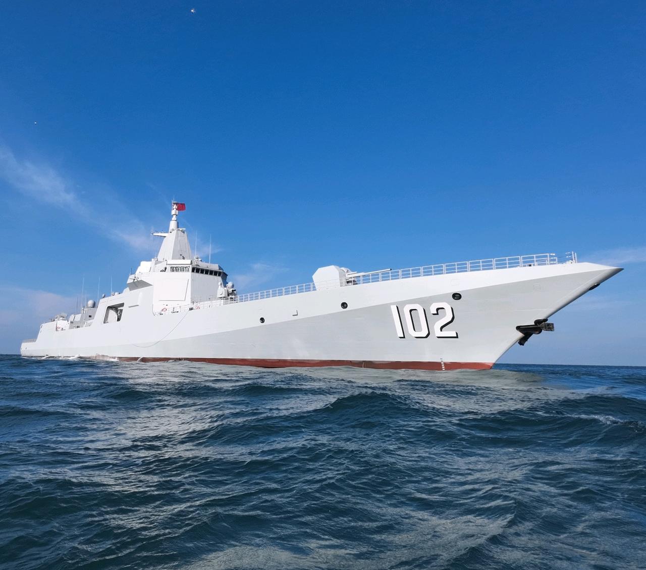 4K美图055拉萨舰，后甲板停放Z-20反潜直升机值得期待。