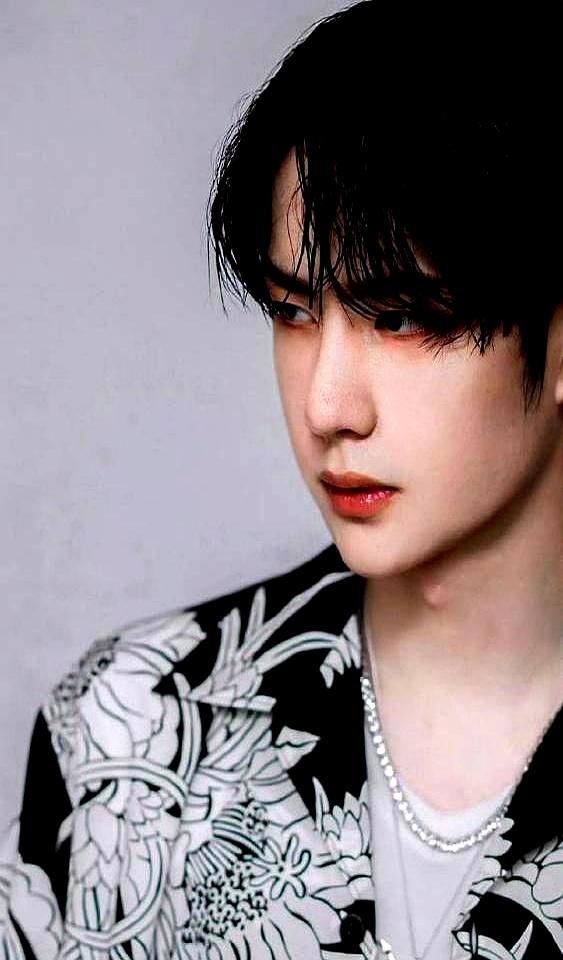 行李箱藏人传了7年，他却说结婚这事，太遥远了。狗仔用漫画爆料，说顶流把女友