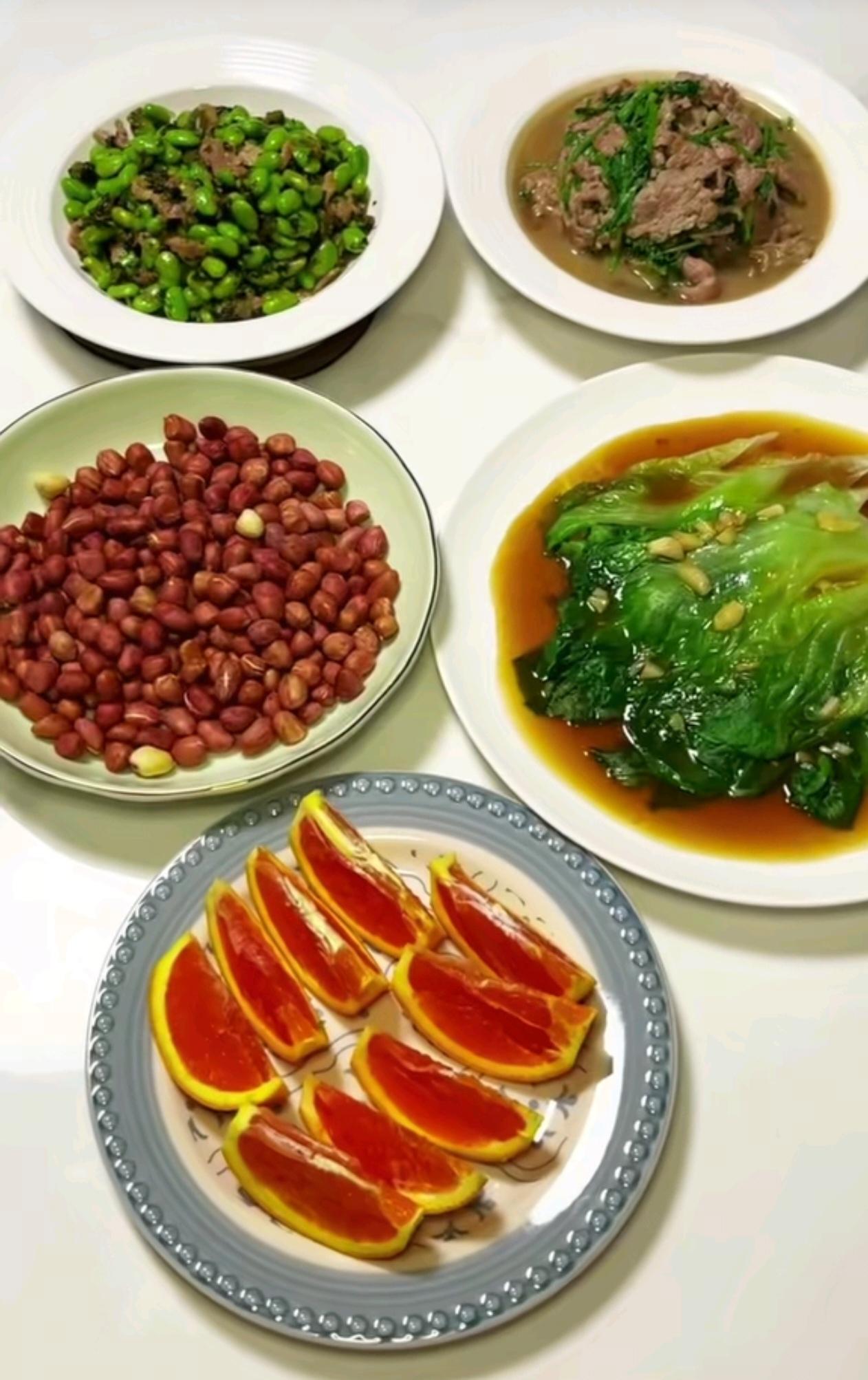 现在家政做饭这份活儿，真的不好干。发小在苏州上户，每天忙得马不停蹄，精心准备