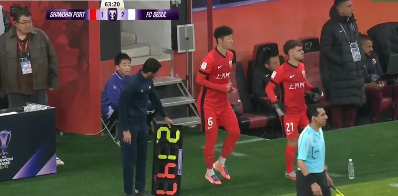 中超冠军下半场1比3落后韩国首尔FC，中超三冠王上海海港被韩国球队打爆，而且是在