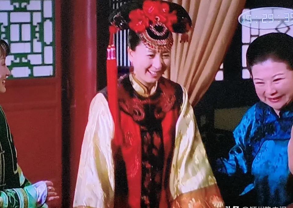 酸黄瓜味儿还没散呢。昨晚八点，央视六套，《贵妃还乡》的片头曲照常响起。闫学晶