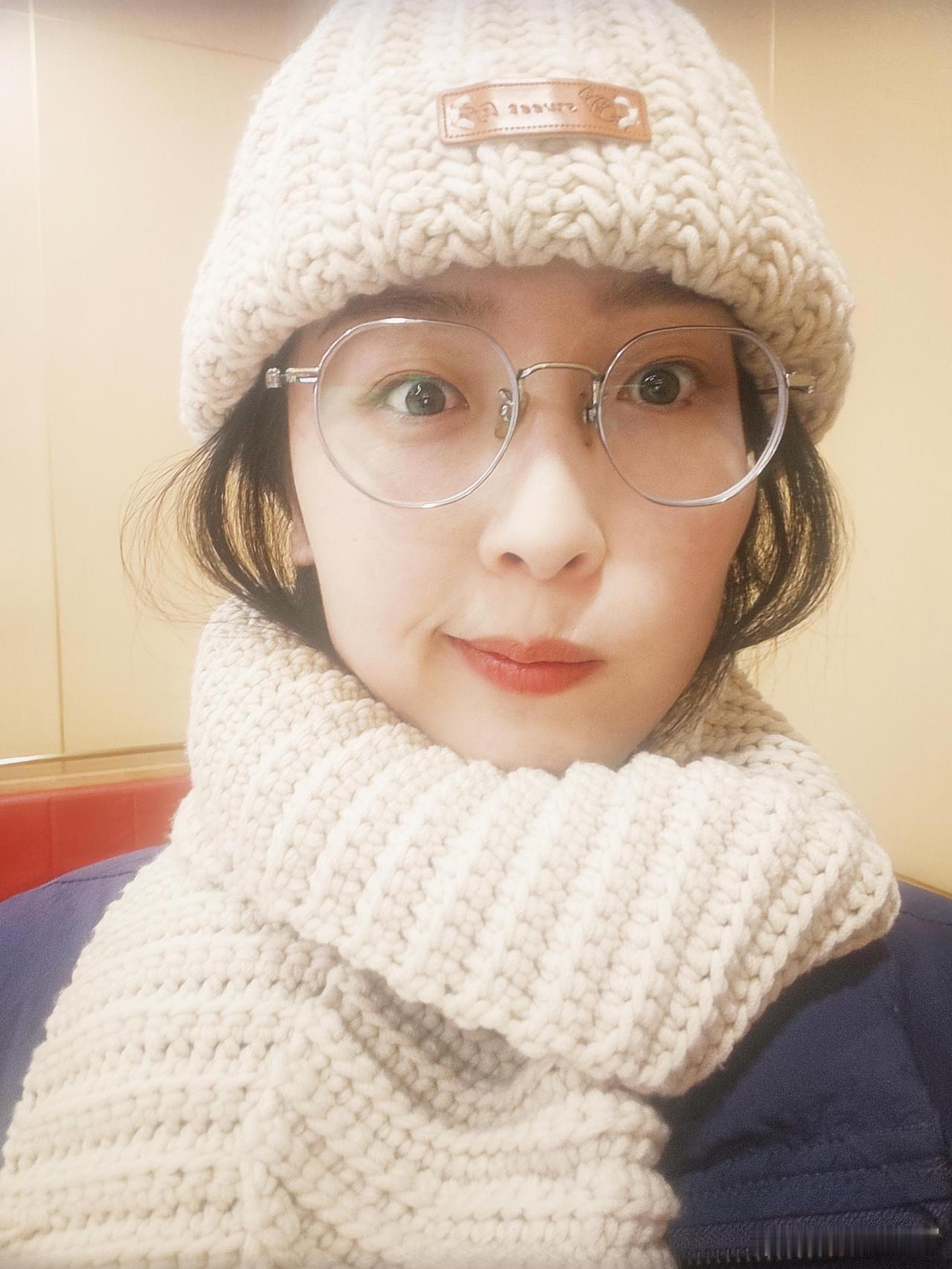 如果你不知道什么是氧气美女的话，那么这两张照片就是氧气美女最好的状态了。