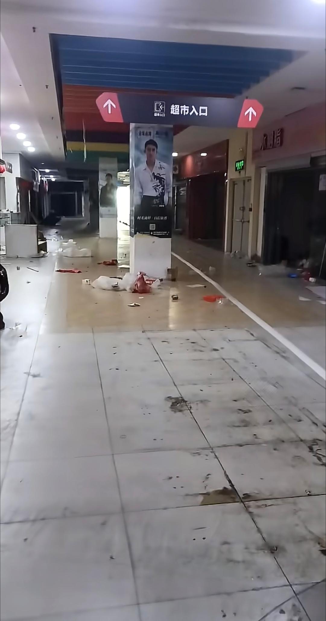 容桂天佑城的乐购超市，十年前是人山人海，要在乐购超市门口开个小店，都要进场费，抢