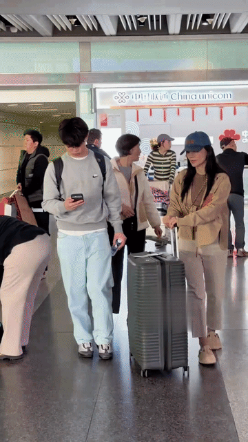 胡军儿子康康和沙溢儿子安吉真的完全两种感觉，康康是小麦色肌肤一脸正气，安吉是冷白