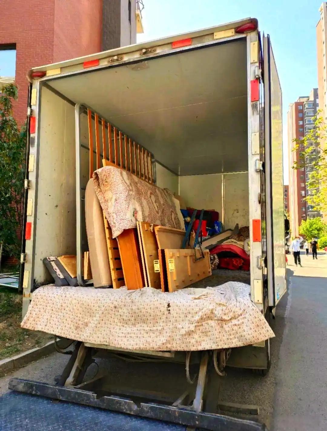 江苏南通,男子在平台上找了2个工人帮自己搬家,客服明确表示费用不会超过700,谁