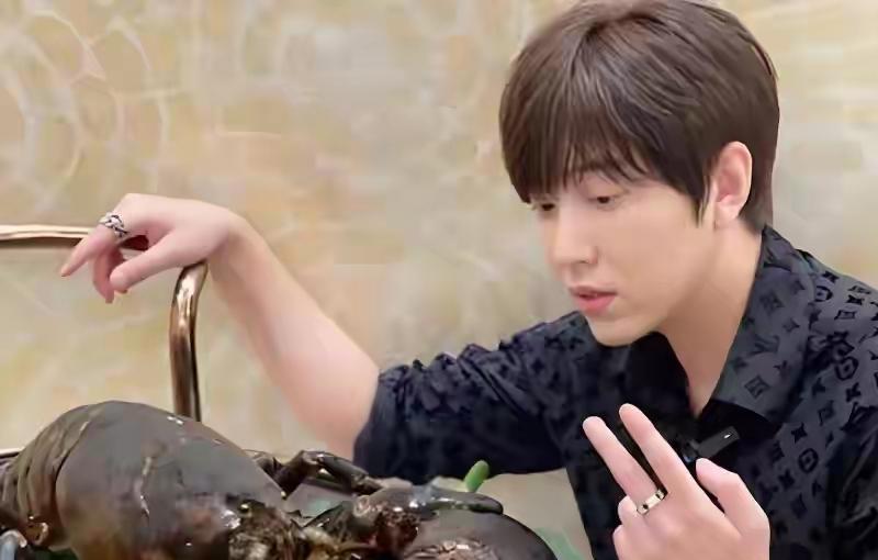 人设崩塌！拥有4000多万粉丝的白冰偷税漏税超900万，人民日报、央视新闻都做了