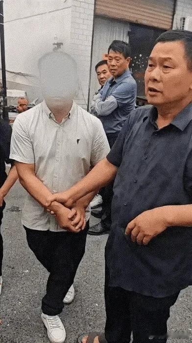 老赵家的白事办了三天，流水席从早开到晚。第三天下午，管账的二叔坐在堂屋角落里