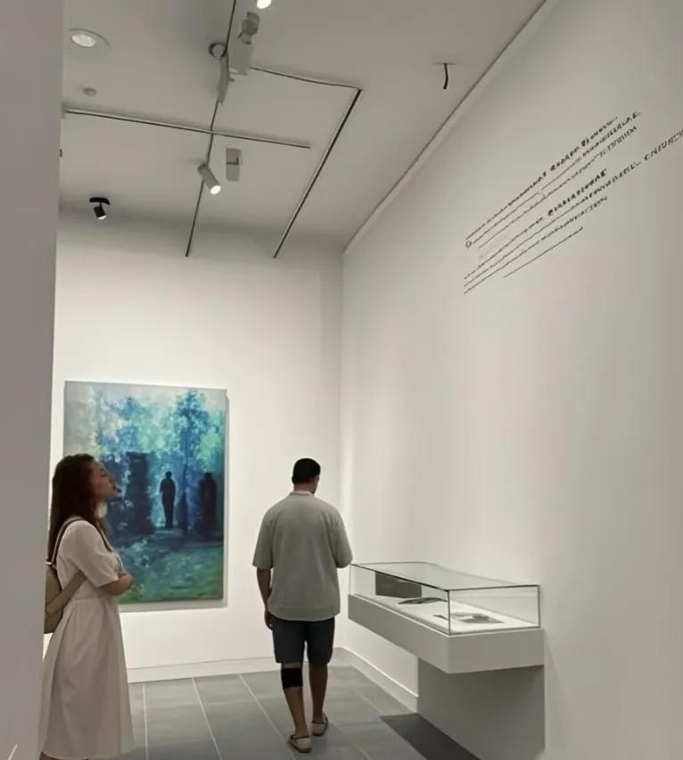 从高跟鞋换成平底鞋，徐子珊果然做回自己！感觉真的没有港媒做不到的，徐子珊低调退