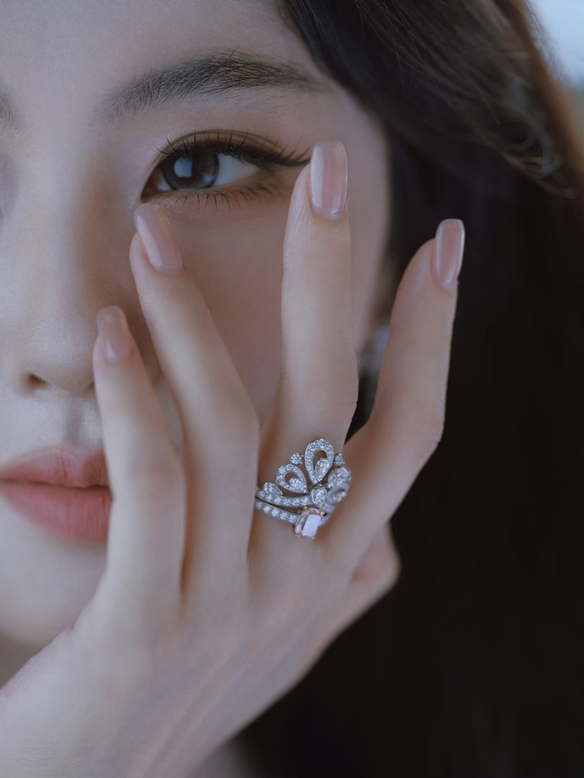 白鹿做美甲白鹿的美甲和晚宴造型一样精致，太美了🤩​​​