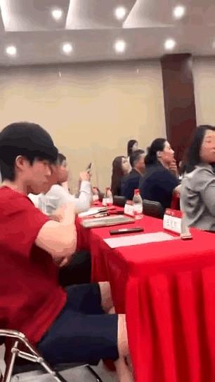 “王楚钦，别躲了！”北大南门一声喊，手机齐刷刷对准他。世界冠军报到，秒变大型追