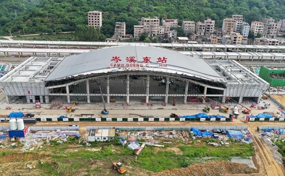 【玉林北到岑溪东段高铁今年内开通】5月13日，南珠高铁玉林北到岑溪东段轨道精调工