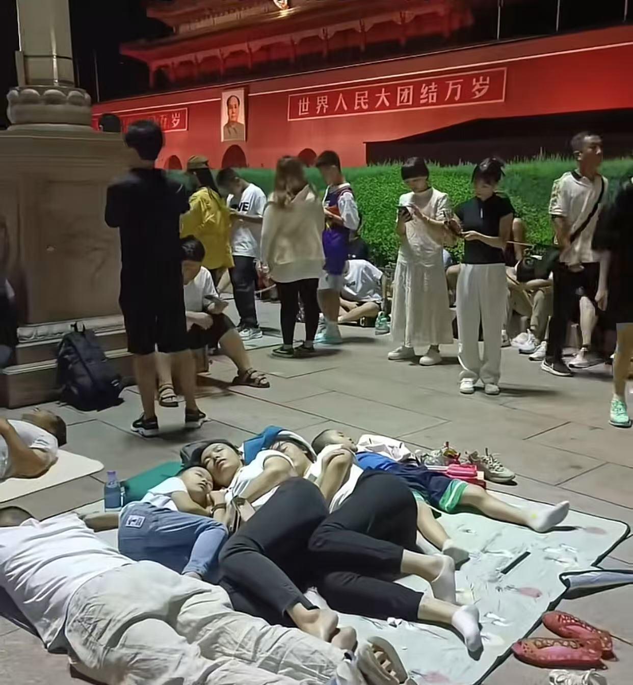 北京的温暖都在这里很多人千里迢迢坐火车坐地铁坐飞机过来天安门看升国旗，选择席地