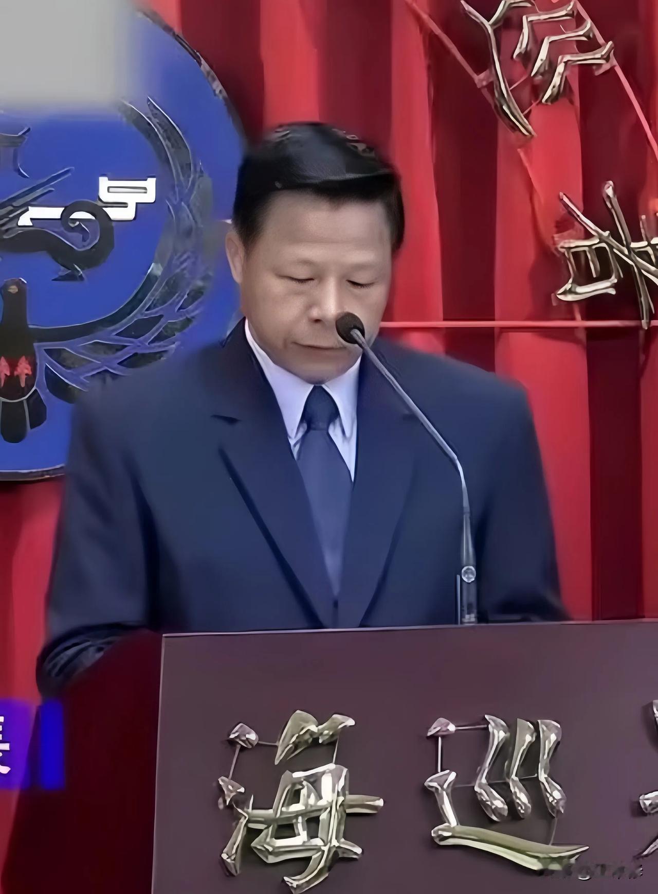 山东男子开着一条橡皮艇，轻松登上台岛并插上五星红旗，台湾海巡署臊的脸红脖子粗！