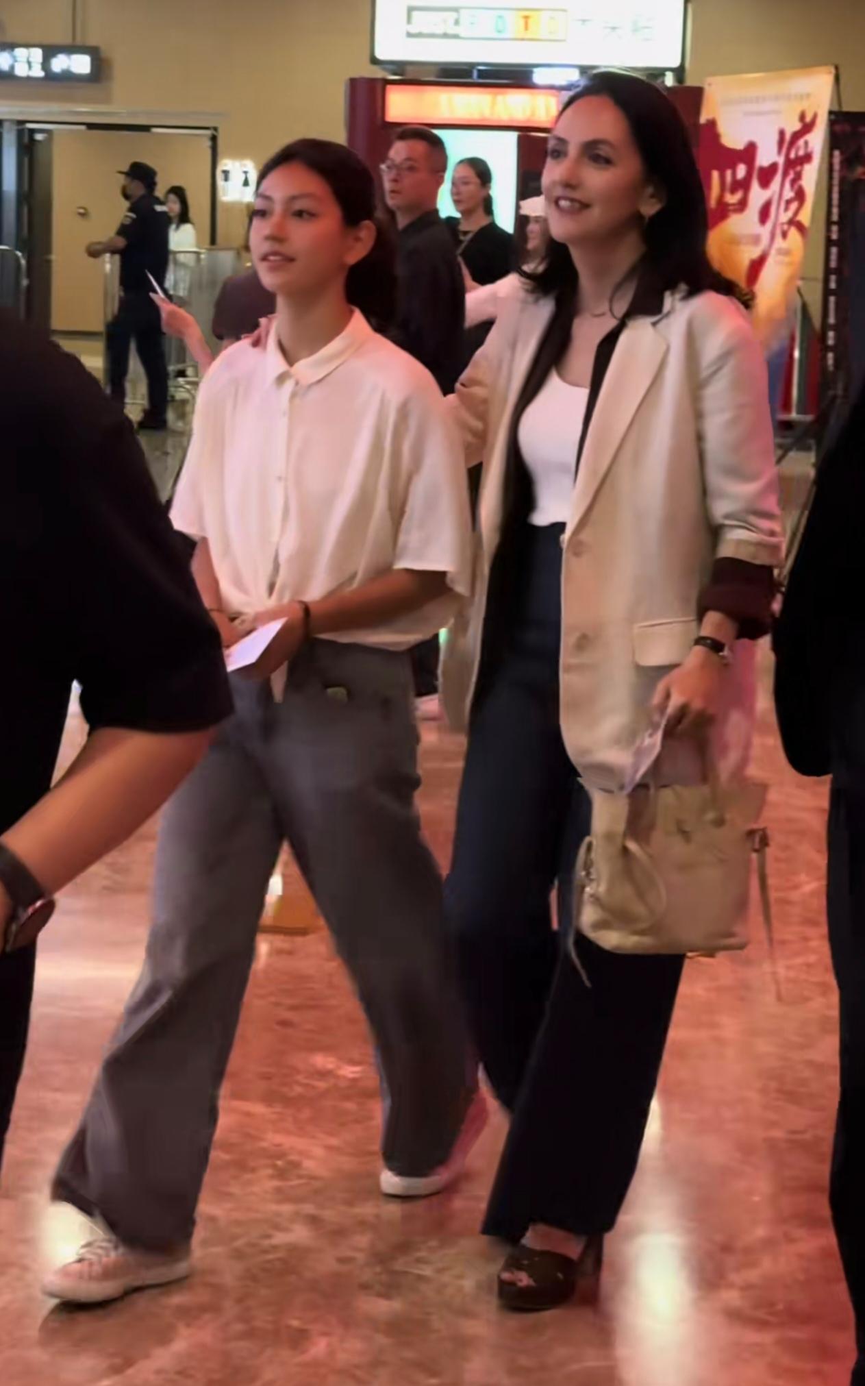 《四渡》首映礼拍到刘烨妻子安娜带霓娜现身，真的不敢认，当年《爸爸去哪儿》里的小丫