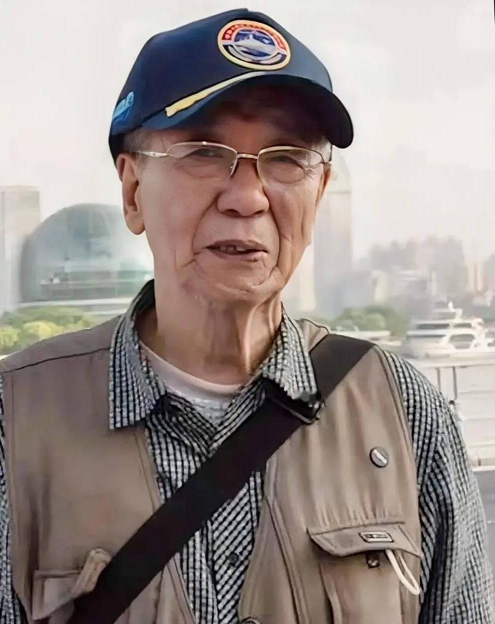 “眼泪止不住了！”沂蒙山舰停靠上海，91岁海军老兵没有参观资格，拿着1953年的