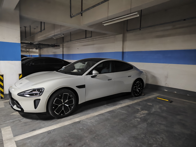 惊喜提车8年F11车主对比体验，su7驾控质感真不错