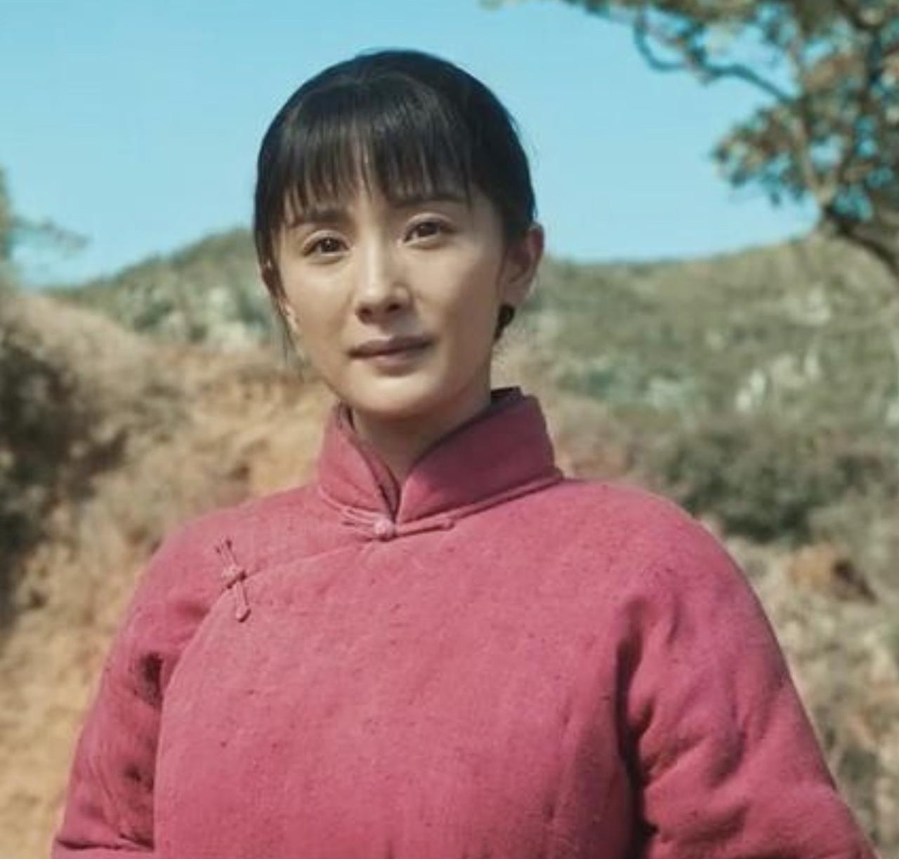 太巧合了！杨幂在新剧《生万物》穿的红色棉袄，与周迅在《红高粱》穿的红色棉袄，几乎