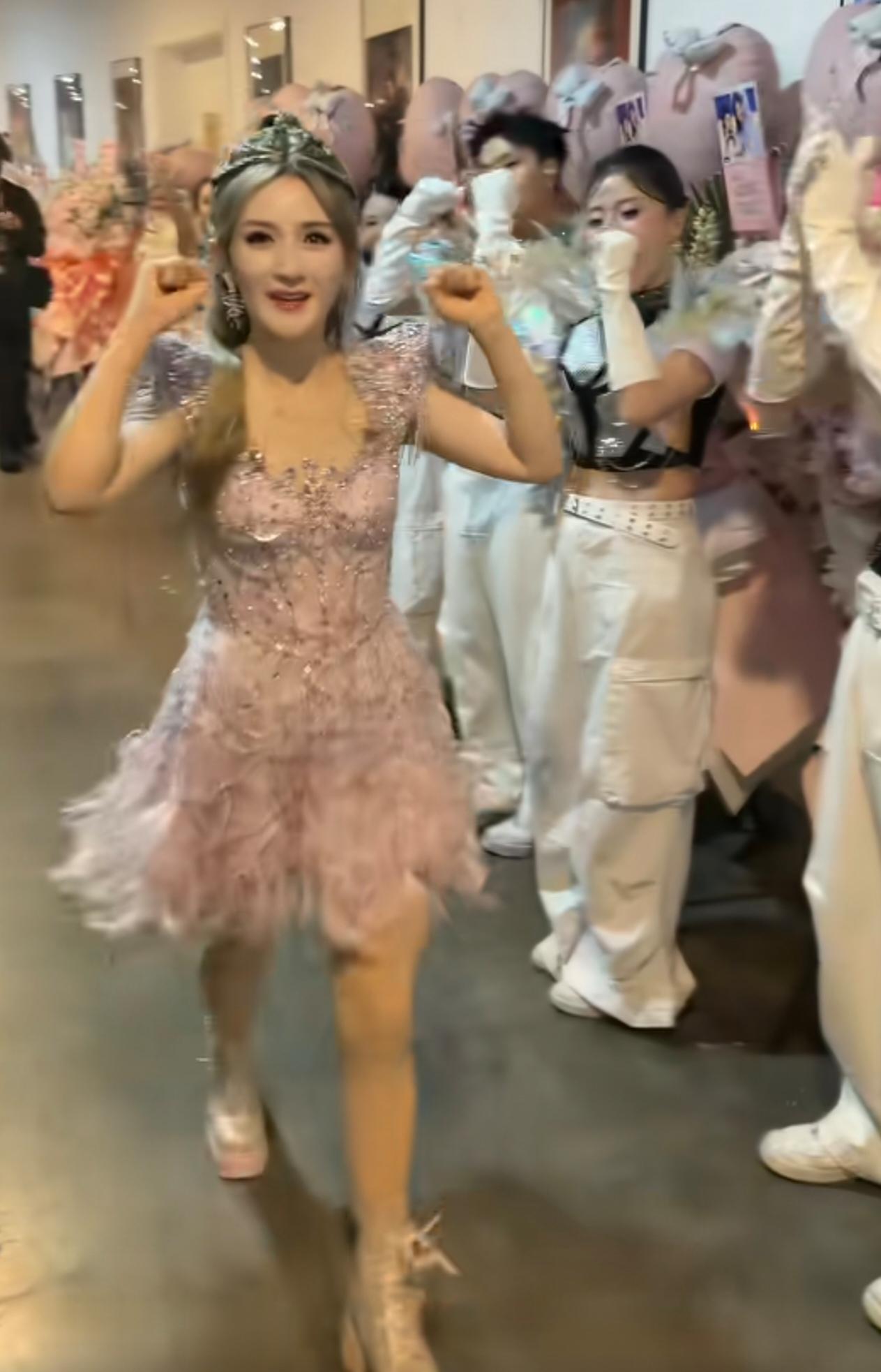 谢娜成都演唱会最新路透来啦！一身粉色亮片羽毛裙搭配高马尾，又瘦又好看，元气满满