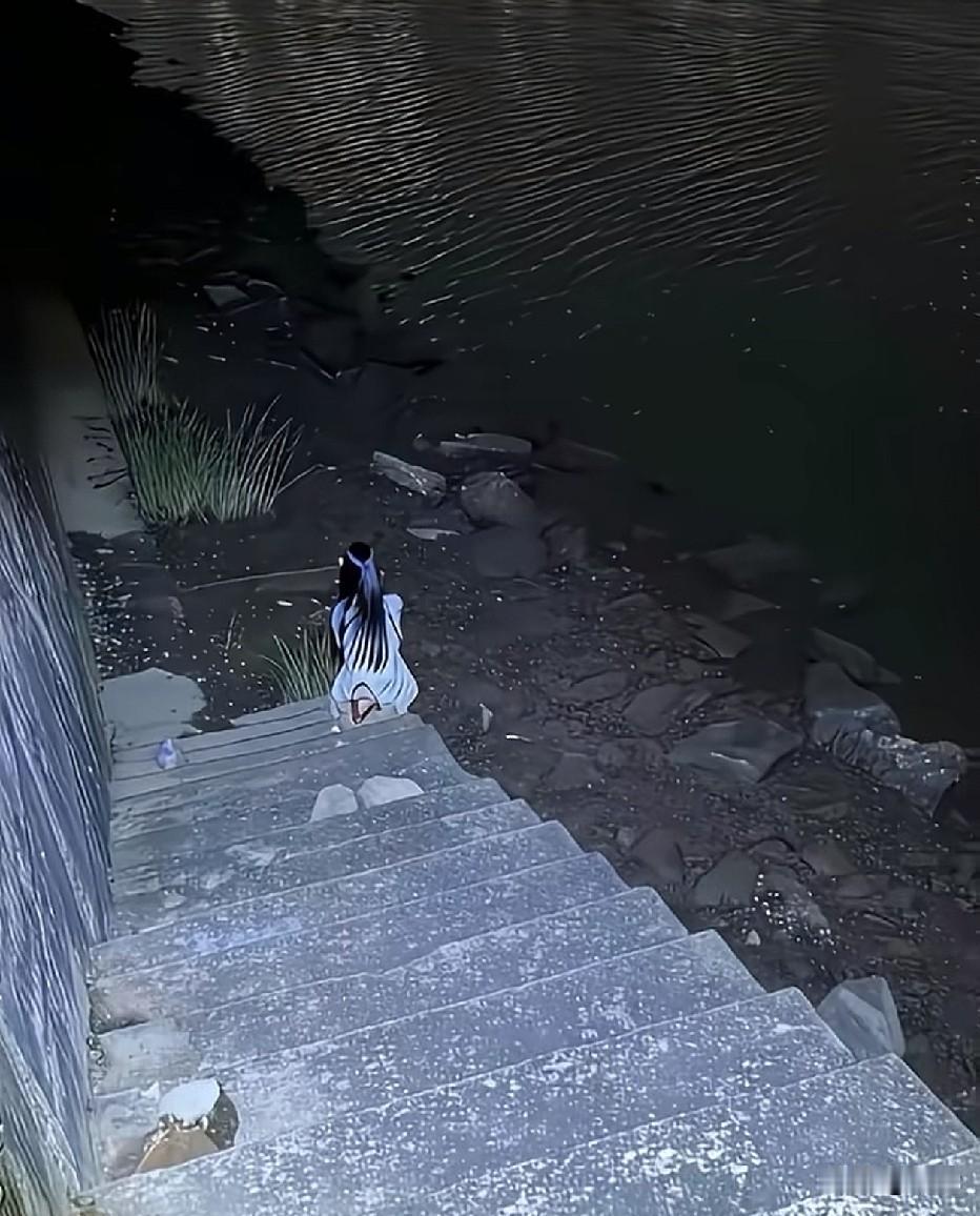 大晚上看到这，请问是惊吓还是惊喜