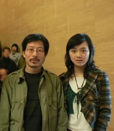 当年，罗敏跟画家冷军离婚了。朋友问她：“你老公有钱有名，也没啥不良嗜好，这么好的