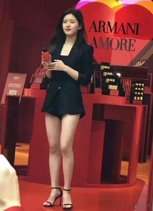 杨幂和嘉行的老路，银河酷娱的赵露思正在重走。当年杨幂解约，嘉行被传拿迪丽热巴