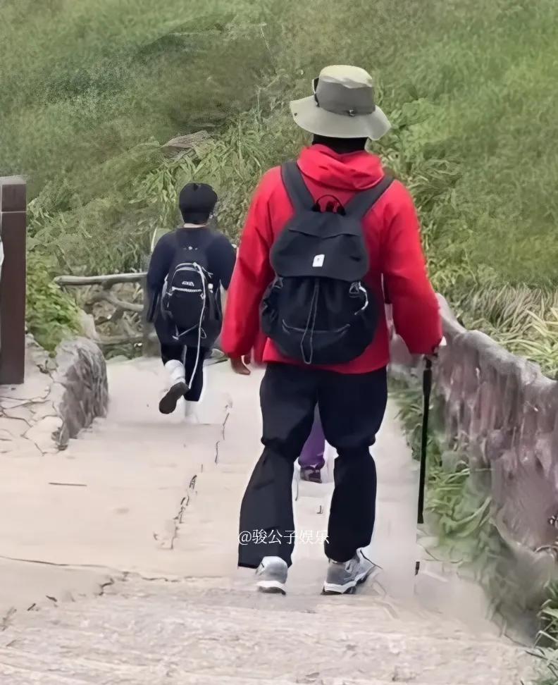 世界纷纷扰扰，而我们小孩哥真的在好好享受生活。好多网友偶遇了在爬武功山的王星越，