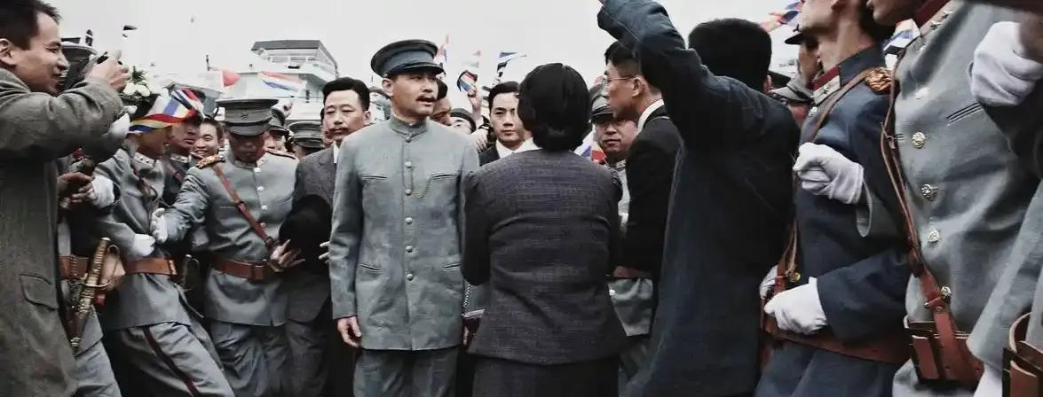 导致清朝灭亡的直接因素是外部列强冲击使原本被深深禁锢的思想领域打开了突破口，所谓