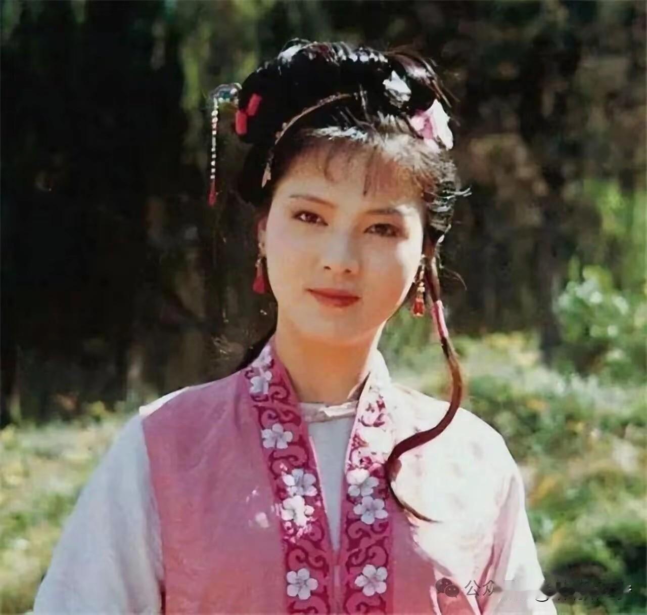 《红楼梦》中柳香莲说，贾政家最干净是两个石狮子，故而与尤三姐退婚，致使尤三姐刎颈