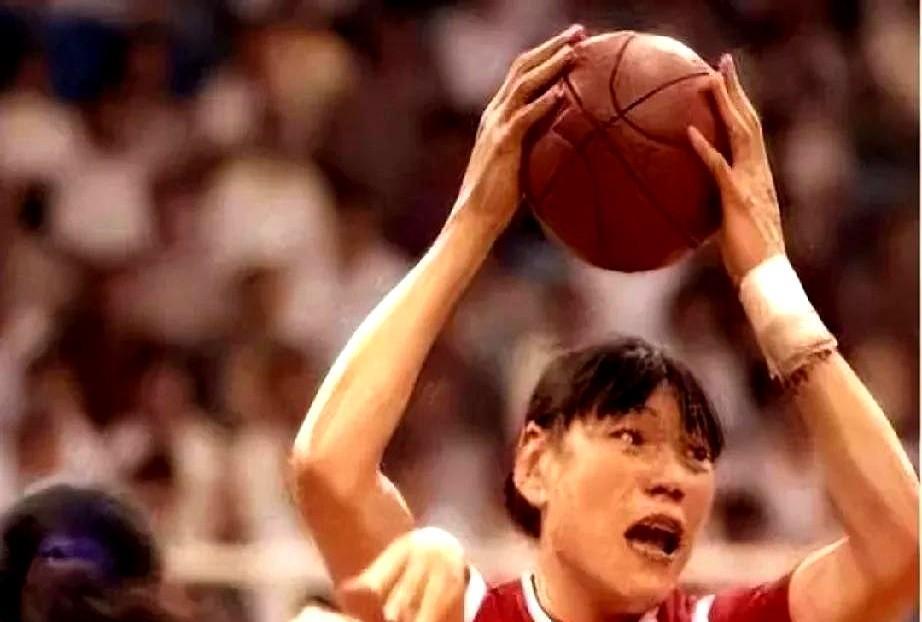 截至目前，国家女篮史上中锋身高排名前十位的运动员:2、韩旭——2米114、郑