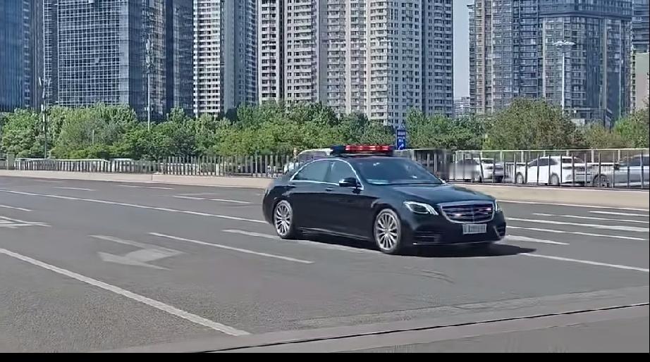 北京网友偶遇川普车队，大家看看都有什么车型，请问一下哪个长得像顺丰快递车什么车呢