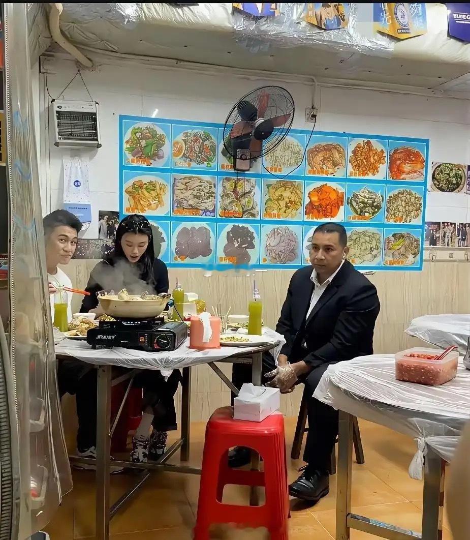 万万没想到！这么有钱的人也会来这种小苍蝇馆吃饭！这也太接地气了吧