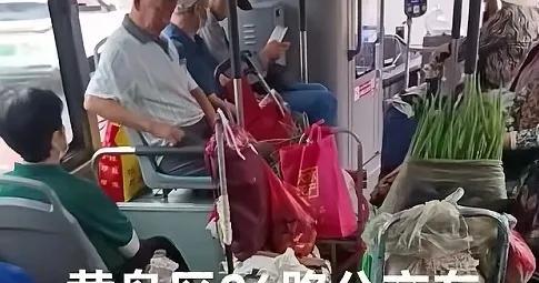 网上有人说黄岛区26路公交成了赶集车，严重影响上班族坐车，挺让人头痛的。黄岛2