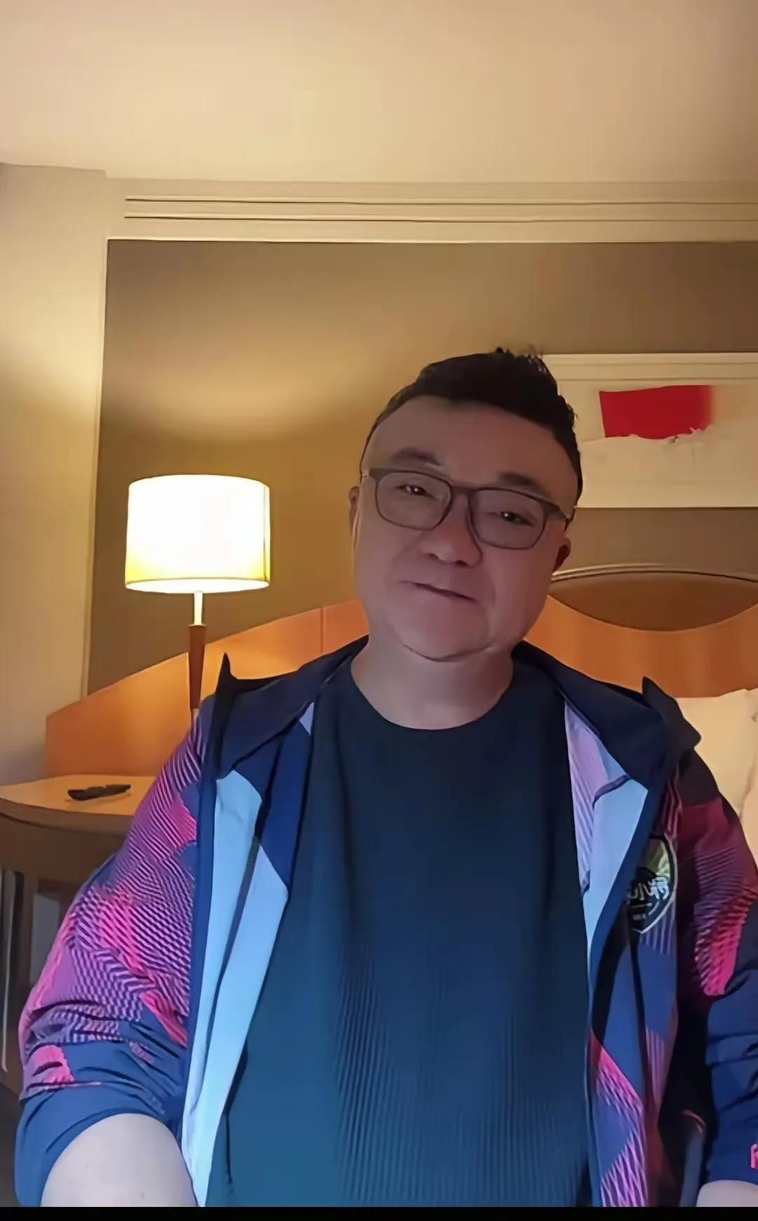 刚看到李昊炎回国后的采访，小伙子挺诚恳，感谢了"干爹"和足球小将平台，也提到爸妈