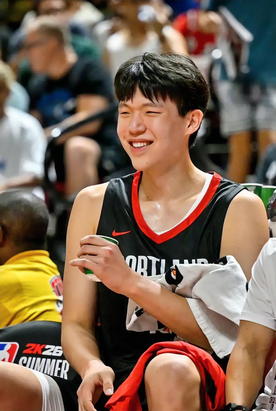 同样是首轮新秀中锋！！！差距一目了然！！！首轮10顺位：卡曼·马卢阿奇，打了