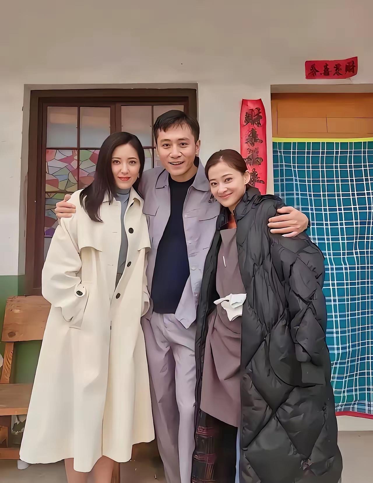 左边的美女是谁，太美了，据说是大陆第一美女，200年难遇的第一美女，你认识吗？