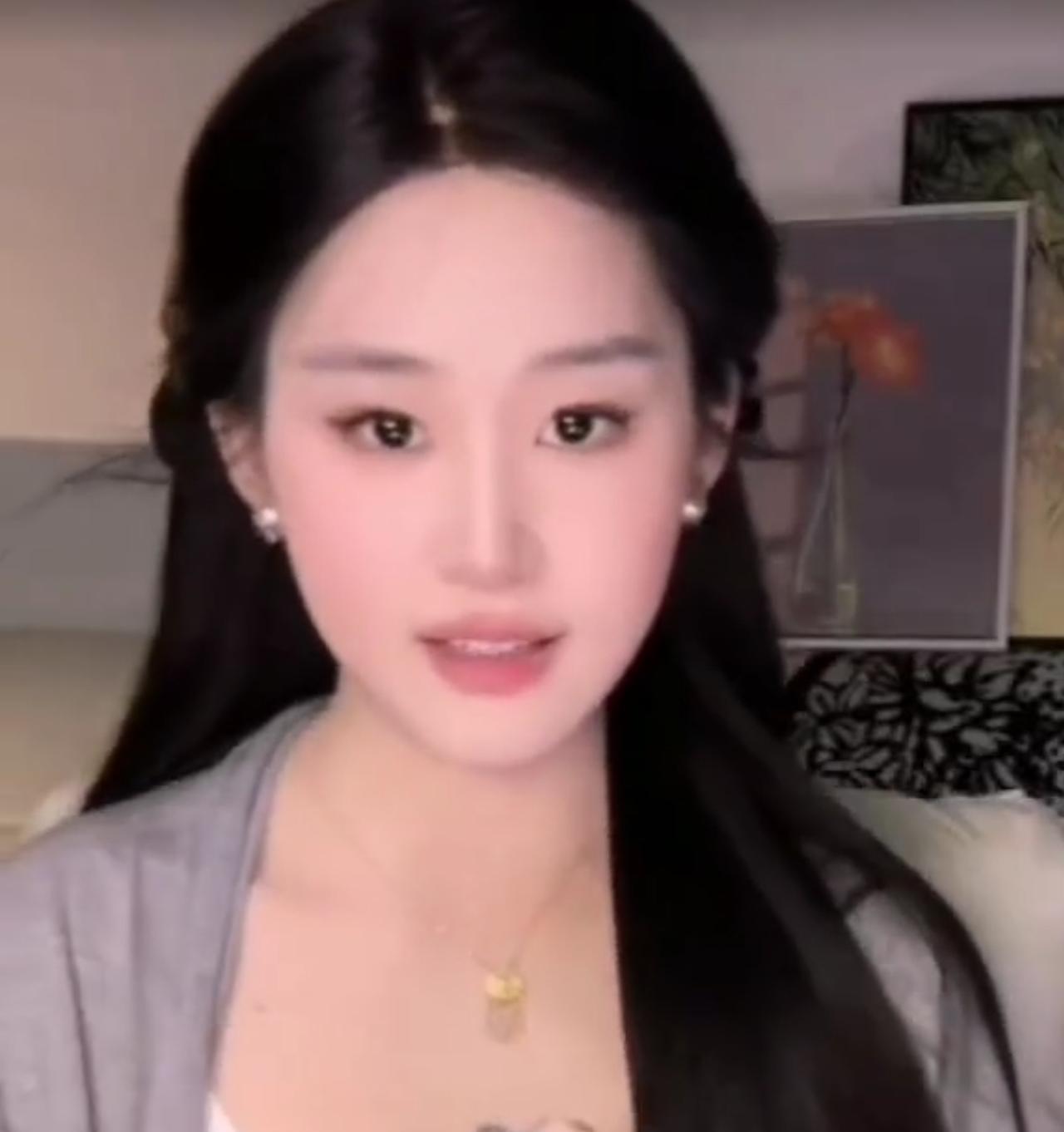 撞脸刘亦菲那个女网红，改名了。听口气是被网友骂的够呛，嫌弃她蹭刘亦菲热度。说