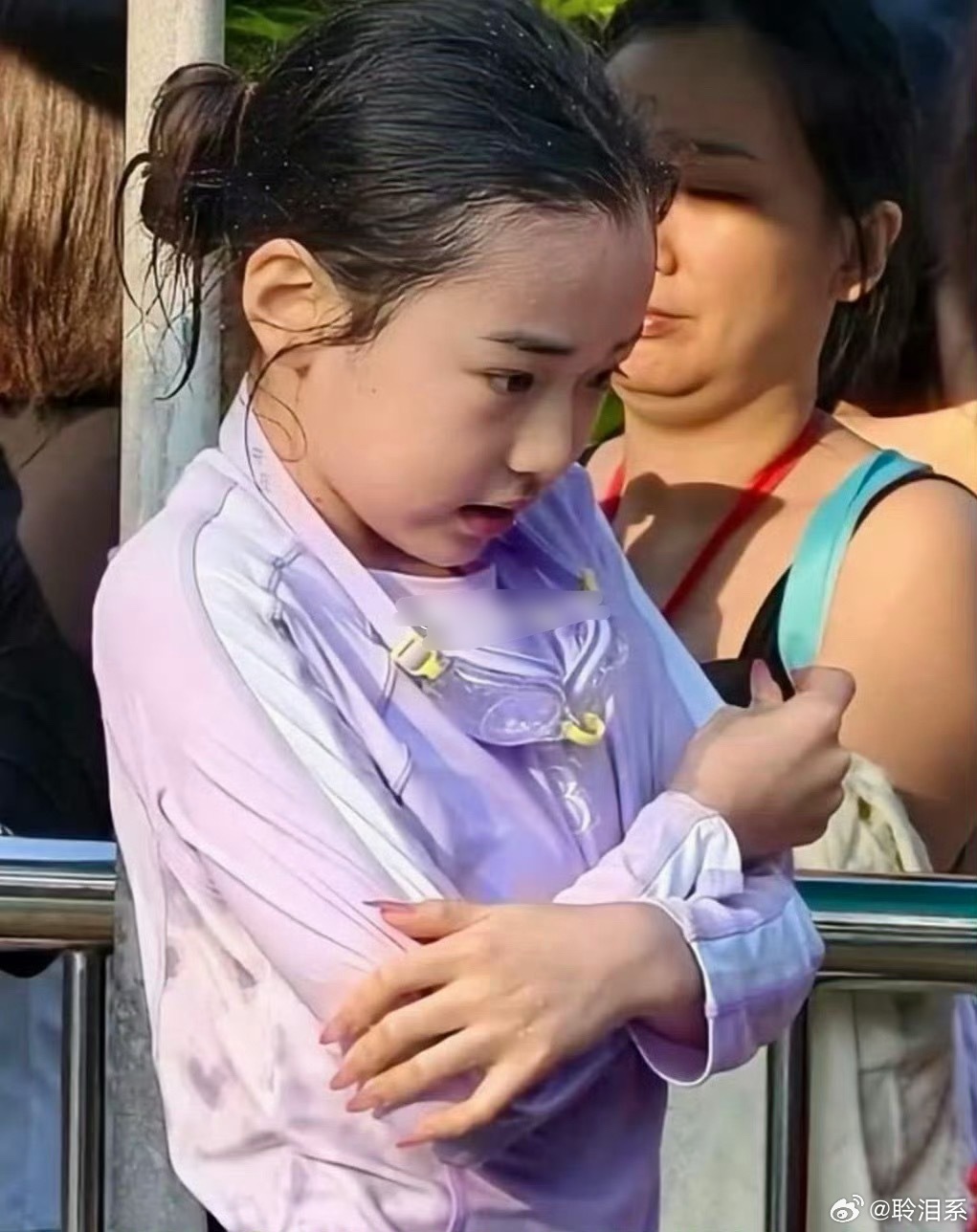 现在的小女孩九岁就做这么长的美甲了吗？