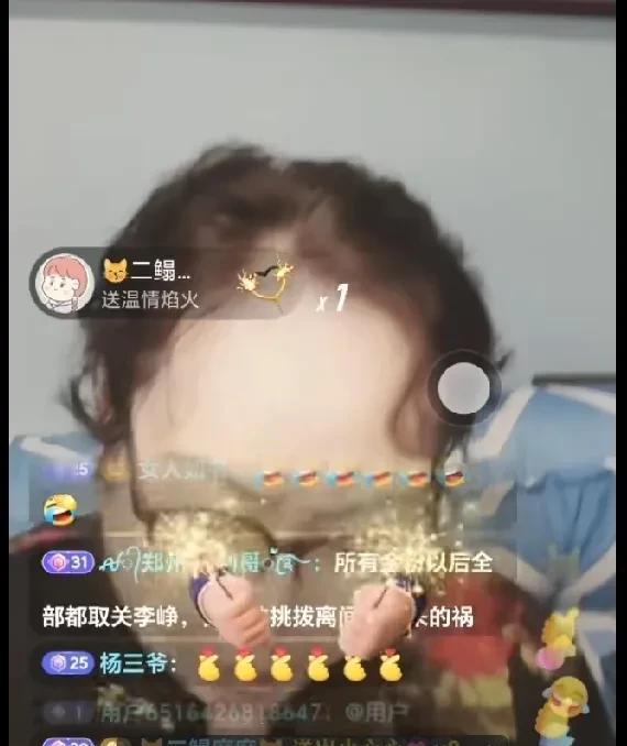 侯耀华先生这个月好像事情挺多，先是被观众送锦旗，后来又遇到了五弟取消收徒，现在更